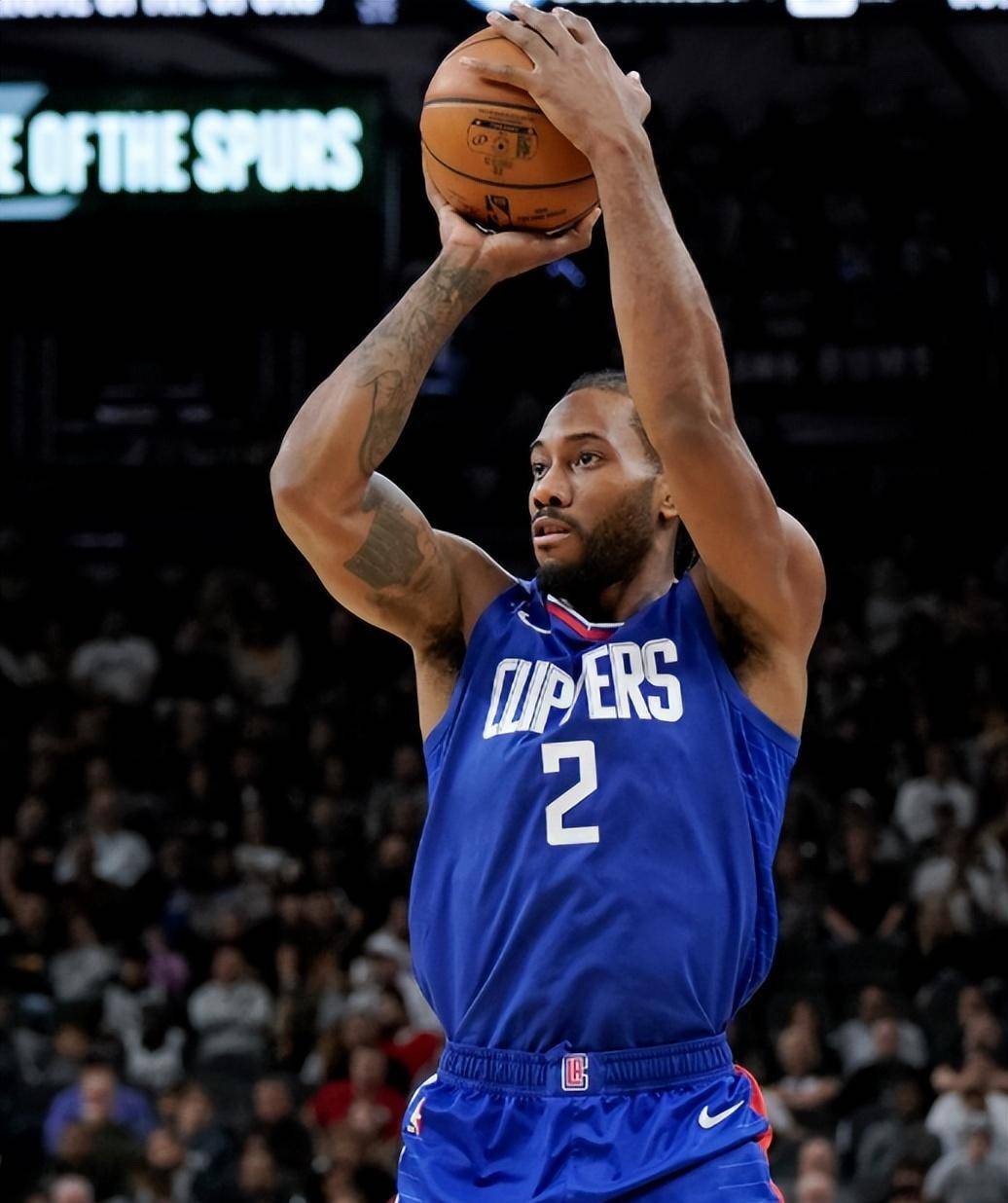 托尼：前锋不应在无意义的跑动上浪费精力，而是更专注于进球（托尼：前锋要减少无效跑动，把精力用在破门得分上）