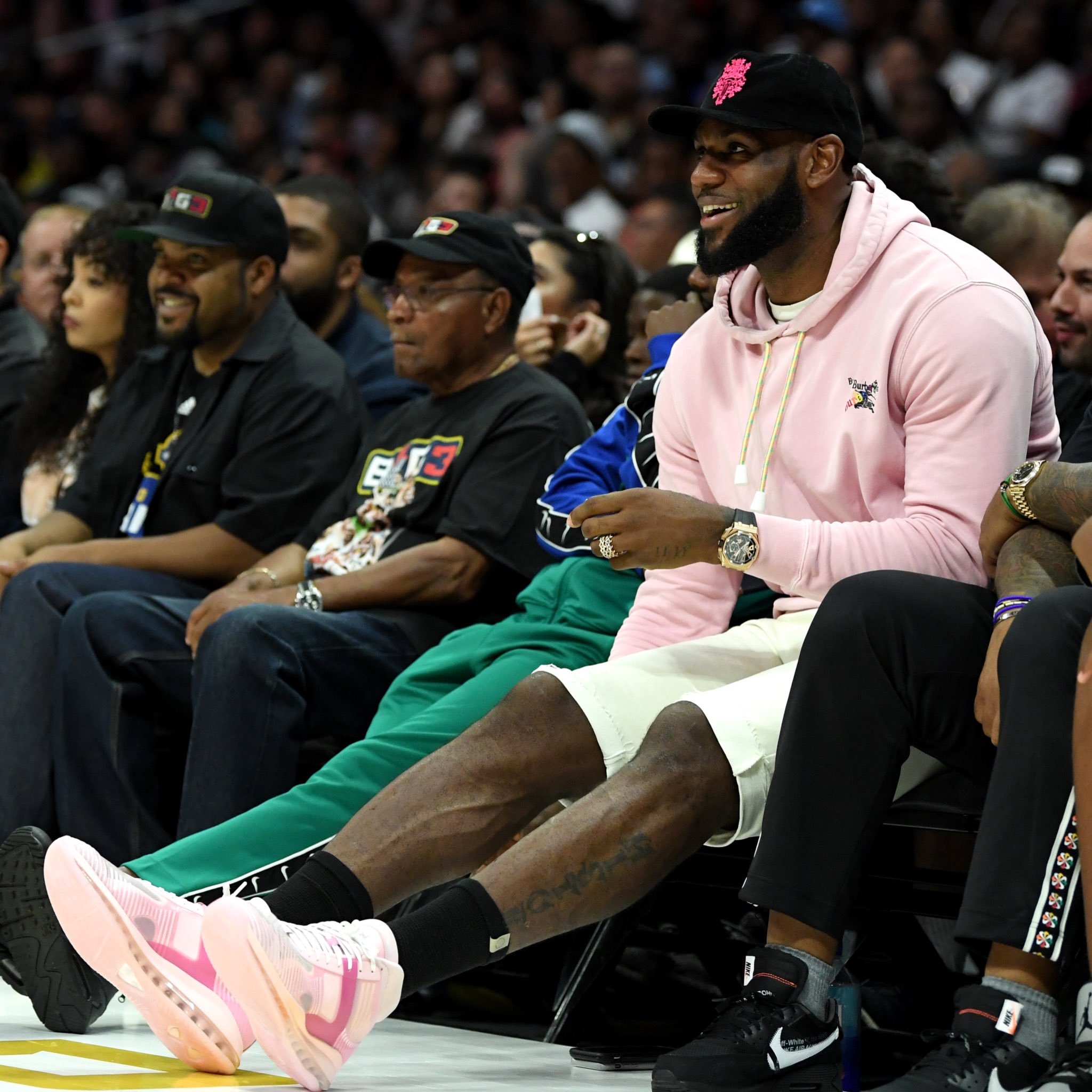 苏超冠军泰州队主教练莅临指导学校足球队员垫球运球技术！（苏超冠军泰州队主帅走进校园，亲授垫球与运球技巧）