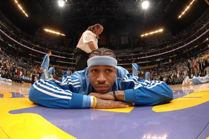 中超改跨年制，融入世界还是盲目跟风？（中超推行跨年赛制：迈向国际，抑或随波逐流？）