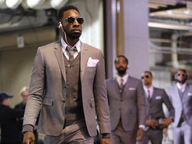 门将精彩救险，引领球队渡过危机（门将神扑救主，带队化险为夷）