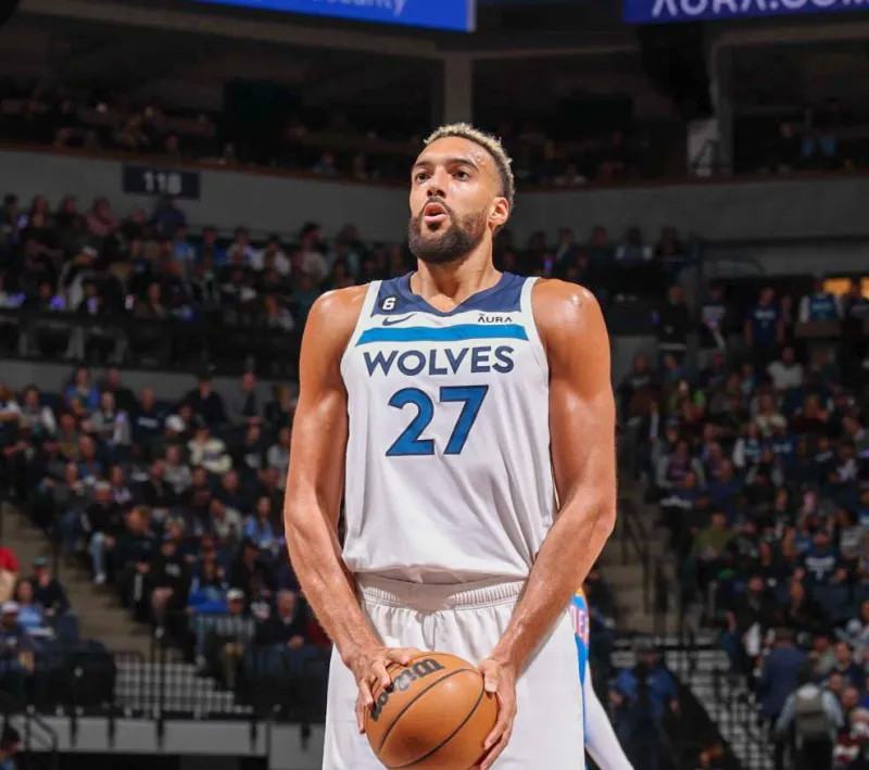 山东泰山今天下午在基地举行球迷开放日，一百多名球迷到场（山东泰山今日下午在基地举行球迷开放日，吸引百余名球迷到场）